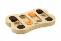  Interaktivní hra pro psy podporující jejich mentální rozvoj. Dřevěná deska má originální systém posuvných úkrytů pro pamlsky.