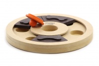 Interaktivní hračka pro psy podporující jejich mentální rozvoj. Dřevěná deska má originální systém posuvných a odklopných úkrytů pro pamlsky. (3)