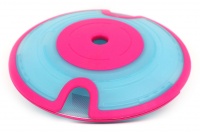 Interaktivní hračka pro kočky – disk na pochoutky s bludištěm. Průměr hračky 18 cm, výška 7 cm, barva modrá/růžová. (2)