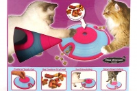 Interaktivní hračka pro kočky – disk na pochoutky s bludištěm. Průměr hračky 18 cm, výška 7 cm, barva modrá/růžová. (4)