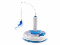  Interaktivní hračka pro kočky – elektronická udice s ptačími pírky a míček s rolničkou. Průměr základny 20 cm, výška hračky 20 cm, barva modro-bílá.