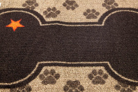  Praktický kobereček pod misky s vodou i krmivem, barva hnědá s motivem kosti (detail)
