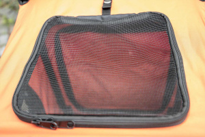  Kočárek pro psy s 38cm kolečky a nosností až 30 kg. Rozměry kabiny 72 × 45 × 60 cm, možnost připevnění upravovacího stolku. Barva černo-oranžová. Detail horního průhledu.