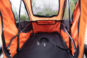  Kočárek pro psy s 38cm kolečky a nosností až 30 kg. Rozměry kabiny 72 × 45 × 60 cm, možnost připevnění upravovacího stolku. Barva černo-oranžová. Detail kabiny 2.