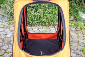  Kočárek pro psy s 38cm kolečky a nosností až 30 kg. Rozměry kabiny 72 × 45 × 60 cm, možnost připevnění upravovacího stolku. Barva černo-oranžová. Detail kabiny 3.
