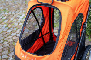  Kočárek pro psy s 38cm kolečky a nosností až 30 kg. Rozměry kabiny 72 × 45 × 60 cm, možnost připevnění upravovacího stolku. Barva černo-oranžová. Detail kabiny 4.