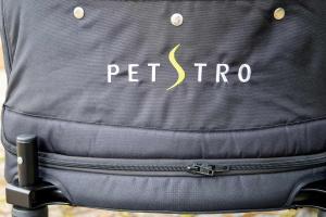  Velký kočárek pro psy s 38cm kolečky a nosností 55 kg. Rozměry kabiny 85 × 55 × 60 cm, možnost připevnění upravovacího stolku. Detail kabiny.