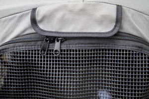  Velký kočárek pro psy s 38cm kolečky a nosností 55 kg. Rozměry kabiny 85 × 55 × 60 cm, možnost připevnění upravovacího stolku. Detail předního průhledu.