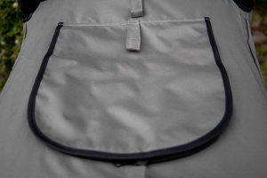  Velký kočárek pro psy s 38cm kolečky a nosností 55 kg. Rozměry kabiny 85 × 55 × 60 cm, možnost připevnění upravovacího stolku. Detail horní zástěny.