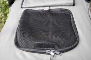  Velký kočárek pro psy s 38cm kolečky a nosností 55 kg. Rozměry kabiny 85 × 55 × 60 cm, možnost připevnění upravovacího stolku. Detail horního průhledu.