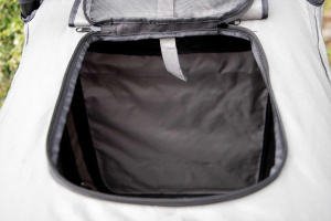  Velký kočárek pro psy s 38cm kolečky a nosností 55 kg. Rozměry kabiny 85 × 55 × 60 cm, možnost připevnění upravovacího stolku. Detail otevřené horní strany.