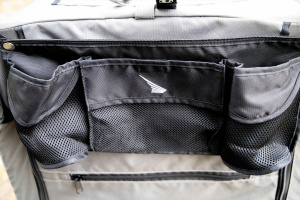  Velký kočárek pro psy s 38cm kolečky a nosností 55 kg. Rozměry kabiny 85 × 55 × 60 cm, možnost připevnění upravovacího stolku. Detail odkládacích kapes.