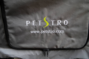  Velký kočárek pro psy s 38cm kolečky a nosností 55 kg. Rozměry kabiny 85 × 55 × 60 cm, možnost připevnění upravovacího stolku. Detail zadní strany.