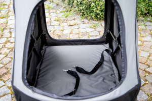  Velký kočárek pro psy s 38cm kolečky a nosností 55 kg. Rozměry kabiny 85 × 55 × 60 cm, možnost připevnění upravovacího stolku. Detail kabiny.