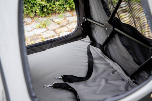  Velký kočárek pro psy s 38cm kolečky a nosností 55 kg. Rozměry kabiny 85 × 55 × 60 cm, možnost připevnění upravovacího stolku. Detail otevřené kabiny.