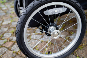  Velký kočárek pro psy s 38cm kolečky a nosností 55 kg. Rozměry kabiny 85 × 55 × 60 cm, možnost připevnění upravovacího stolku. Detail zadního kolečka.