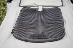  Velký kočárek pro psy s 38cm kolečky a nosností 55 kg. Rozměry kabiny 85 × 55 × 60 cm, možnost připevnění upravovacího stolku. Ideální pro více psů. Barva: šedá. (13)