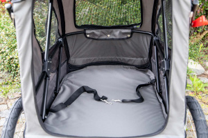  Velký kočárek pro psy s 38cm kolečky a nosností 55 kg. Rozměry kabiny 85 × 55 × 60 cm, možnost připevnění upravovacího stolku. Ideální pro více psů. Barva: šedá. (17)