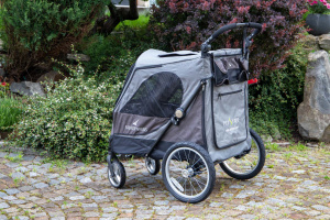  Velký kočárek pro psy s 38cm kolečky a nosností 55 kg. Rozměry kabiny 85 × 55 × 60 cm, možnost připevnění upravovacího stolku. Ideální pro více psů. Barva: šedá. (4)