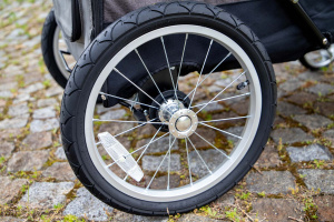  Velký kočárek pro psy s 38cm kolečky a nosností 55 kg. Rozměry kabiny 85 × 55 × 60 cm, možnost připevnění upravovacího stolku. Ideální pro více psů. Barva: šedá. (8)