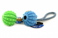 Kousací hračka pro střední a větší psy vyrobená z gumy s ideální tvrdostí, která při kousání masíruje dásně a čistí chrup. Průměr míčku 8 cm.