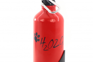 Cestovní láhev na vodu pro psy H2O2GO. Odlehčený materiál, velmi odolná, součástí je praktická miska na pití a karabina. Objem 750 ml, červená. (2)