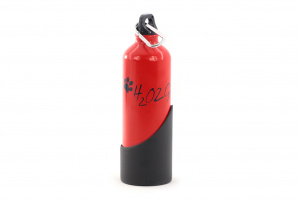 Cestovní láhev na vodu pro psy H2O2GO. Odlehčený materiál, velmi odolná, součástí je praktická miska na pití a karabina. Objem 750 ml, červená.
