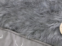   Luxusní matrace pro psy s extra bohatou výplní a huňatou umělou kožešinkou. Protiskluzové dno, sundavací pratelný povlak. Rozměry 75 × 55 × 18 cm, barva šedá. (6)