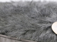   Luxusní matrace pro psy s extra bohatou výplní a huňatou umělou kožešinkou. Protiskluzové dno, sundavací pratelný povlak. Rozměry 75 × 55 × 18 cm, barva šedá. (7)