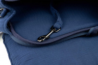  Stylová přepravní taška na psy z měkoučké prošívané bavlny ALIX od MILK & PEPPER, barva modrá, detail karabiny