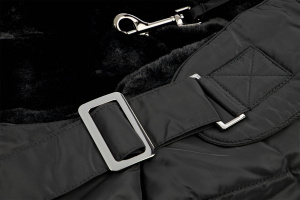  Lehoučká přepravní taška na psy z prošívaného nylonu RAKEL od MILK & PEPPER, černá (detail popruhu)