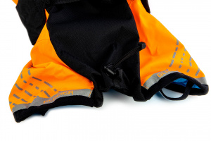  Lehká a funkční zateplená bunda pro psy navržená pro neomezený pohyb, barva černo-oranžová (detail 5)