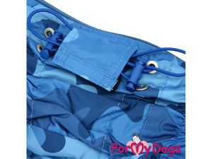  Obleček pro malé až střední psy – zateplený zimní overal BLUE CAMOUFLAGE od For My Dogs z voduodpuzujícího materiálu. Kožešinová podšívka, zateplený sinteponem. Detail nastavovacích gumiček.