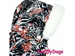  Obleček pro malé až střední fenky – zateplený zimní overal JUNGLE VIBE od For My Dogs z voduodpuzujícího materiálu. Hladká hedvábná podšívka, zateplený sinteponem. Detail kapuce.
