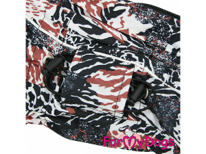  Obleček pro malé až střední fenky – zateplený zimní overal JUNGLE VIBE od For My Dogs z voduodpuzujícího materiálu. Hladká hedvábná podšívka, zateplený sinteponem. Detail nastavovacích gumiček.