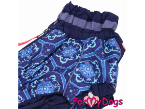  Zateplený overal FMD ORNAMENT BLUE s velurovou podšívkou a sinteponem nabízí patentovaný prodloužený střih pro jezevčíky-fenky, který kompletně chrání celé bříško před mrazem a sněhem (4)