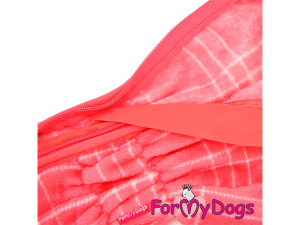  Obleček pro fenky – jednovrstvý plyšový overal PINK CHECKERED od ForMyDogs vhodný i do suchého chladnějšího počasí nebo na domácí nošení (2)