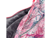  Obleček pro fenky – zateplený zimní overal SCRIBBLER od For My Dogs z voduodpuzujícího materiálu. Kožešinová podšívka, zateplený sinteponem, zapínání na zip na zádech (detail podšívky)