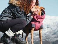  Outdoorový zimní obleček pro psy pro jejich dokonalý teplotní a pocitový komfort. Voděodolný a snadno udržovatelný materiál, termoizolační podšívka, 3M reflexní prvky. Barva červená. (2)