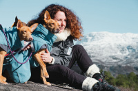    HURTTA – Outdoorový zimní obleček pro psy pro jejich dokonalý teplotní a pocitový komfort. Voděodolný a snadno udržovatelný materiál, termoizolační podšívka, 3M reflexní prvky. Barva modrá – borůvková. (5)