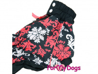  Obleček pro fenky jezevčíků – lehoučká pláštěnka BLACK/RED FLOWERS od ForMyDogs. Zapínání na zip na zádech, zvýšený límec. (2)