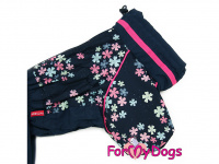  Obleček pro fenky malých až středních plemen – komfortní a funkční pláštěnka FLOWERS BLUE od For My Dogs. Zapínání na zip na zádech, hedvábná podšívka, reflexní prvky. (2)