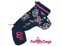  Obleček pro fenky malých až středních plemen – komfortní a funkční pláštěnka FLOWERS BLUE od For My Dogs. Zapínání na zip na zádech, hedvábná podšívka, reflexní prvky.