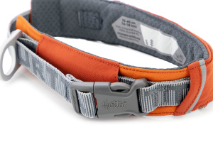 Robustní polostahovací obojek pro psy Hurtta Rover s inovativní přezkou Duraflex nabízí bleskové nasazení přes hlavu a extrémní odolnost pro střední a velké psy (2)