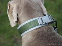   Stylový obojek pro psy HURTTA z měkkého, pohodlného a prodyšného materiálu. Pevná spona, reflexní prvky, nastavitelná délka. Barva zelená. (FOTO 3)