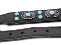  Luxusní obojek pro psy HUNTER SIOUX z černé hovězinové usně zdobené kovovými ozdobami s modrým kamenem. Ruční výroba, leštěná přezka, kožená podšívka. (10)