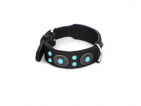  Luxusní obojek pro psy HUNTER SIOUX z černé hovězinové usně zdobené kovovými ozdobami s modrým kamenem. Ruční výroba, leštěná přezka, kožená podšívka. (6)