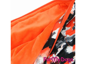  Zateplený overal FMD ORANGE CAMOUFLAGE pro fenky jezevčíků kombinuje voděodolný svršek, výplň ze sinteponu a sametový velur (detail podšívky)
