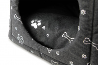  Multifunkční pelíšek pro psy sloužící jako uzavřená bouda nebo pelíšek s okrajem. Pelíšek je z vysoce odolného materiálu cordura s pevným prošitím, které zaručuje stabilitu. Barva šedá se stříbrným vzorem. (10)