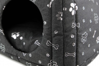  Multifunkční pelíšek pro psy sloužící jako uzavřená bouda nebo pelíšek s okrajem. Pelíšek je z vysoce odolného materiálu cordura s pevným prošitím, které zaručuje stabilitu. Barva šedá se stříbrným vzorem. (9)